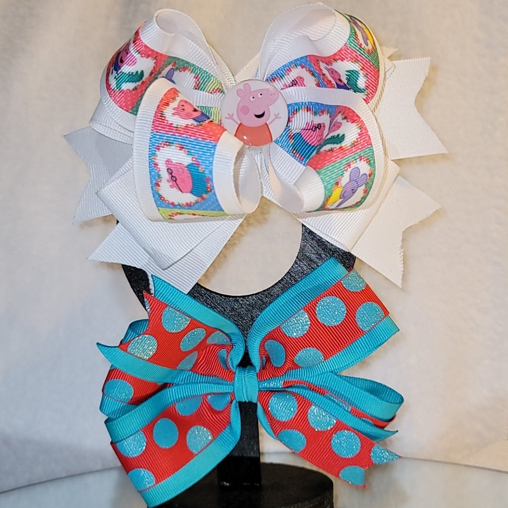 One L Peppa Pig bow & a M polka dot girls hair bow